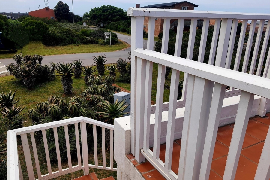 4 Bedroom Property for Sale in Boggomsbaai Western Cape